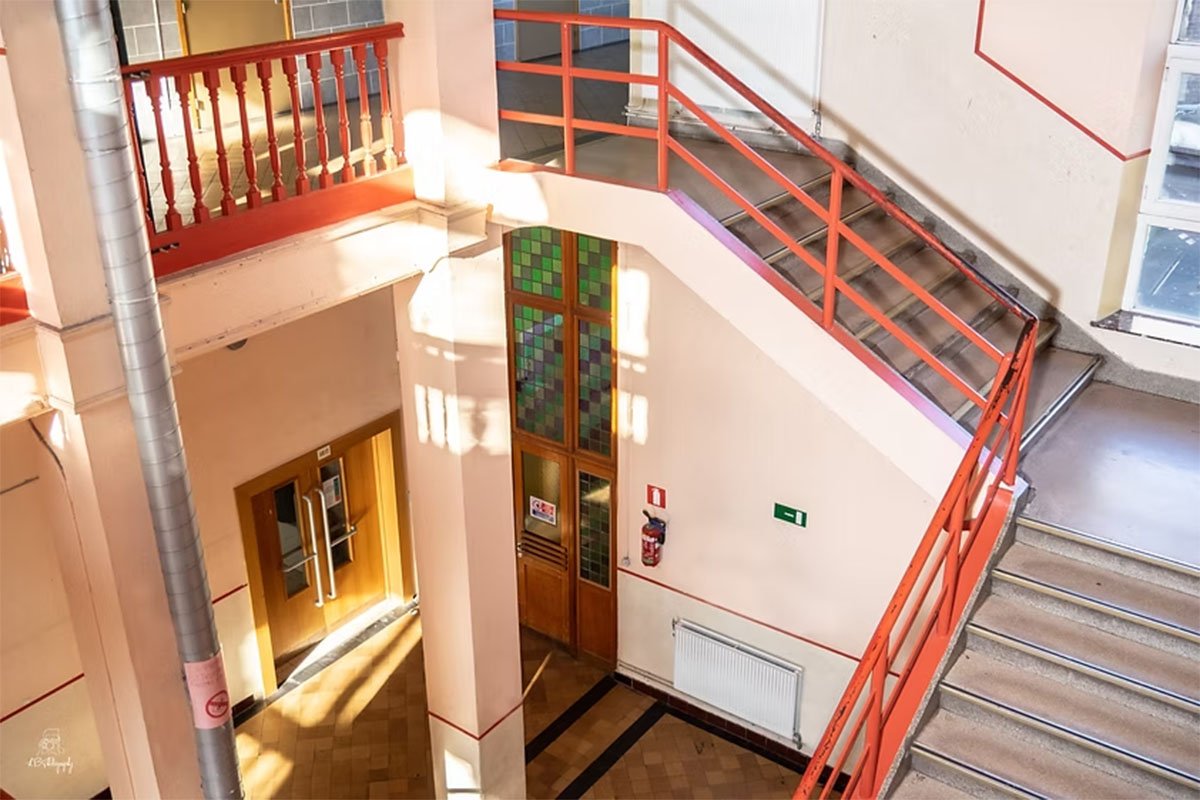 athenee-royal-vauban-charleroi-maisonbienvu-etablissement-couloirs